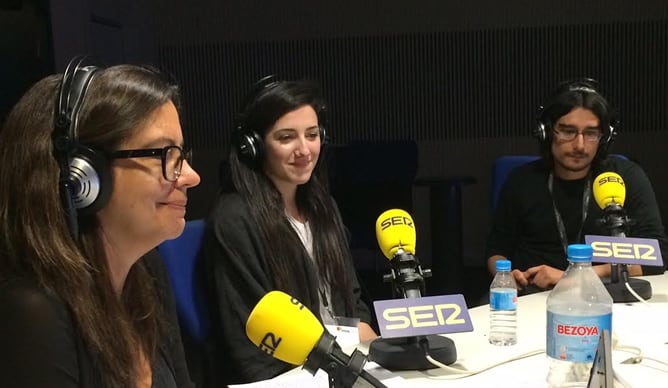 Àngels Barceló junto a los estudiantes que han participado en el programa dedicado a las becas