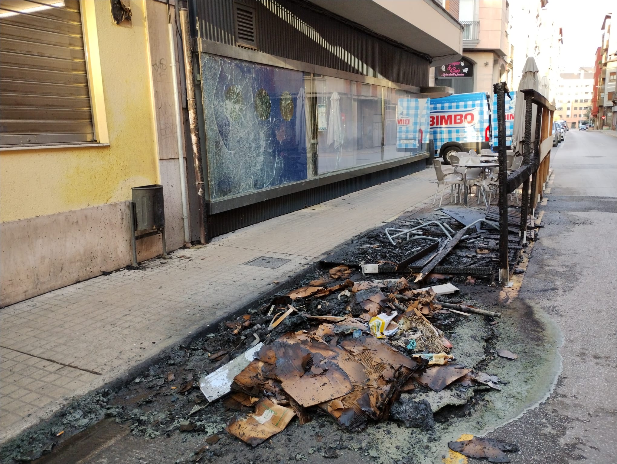 Restos del contendor de la calle Dos de Mayo