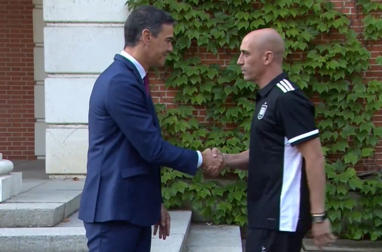 Momento del saludo entre Pedro Sánchez y Luis Rubiales.