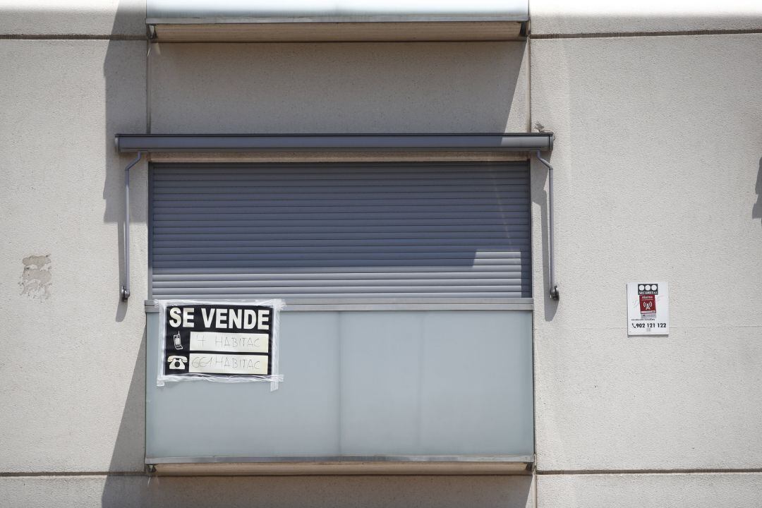 Cartel de &#039;se vende&#039; en el balcón de un piso.