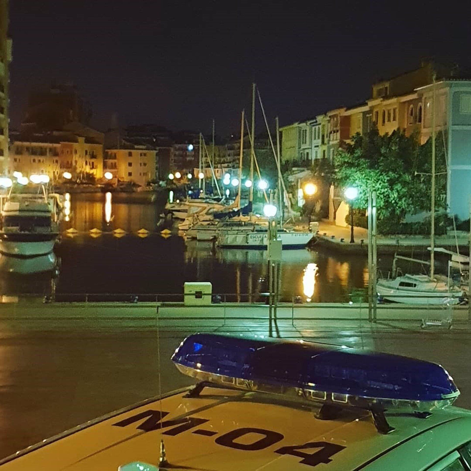 12/04/2023 Policía Local de Alboraia en Port Saplaya.
Una persona se ha quedado atrapada en un pub ubicado en Port Saplaya (Valencia) tras quedarse dormida.
SOCIEDAD
POLICÍA LOCAL ALBORAIA