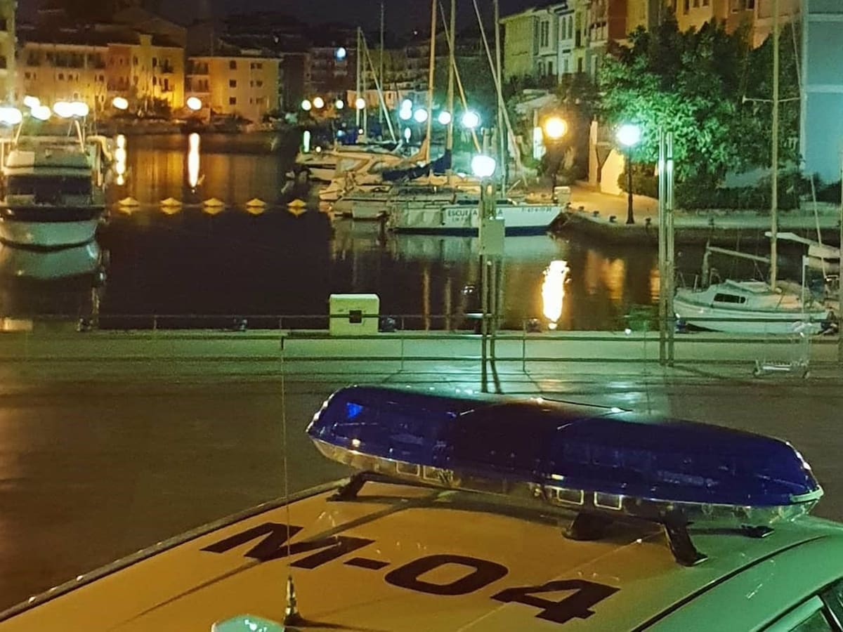 Una persona se queda atrapada en un pub de la urbanización valenciana de Port Saplaya tras quedarse dormida