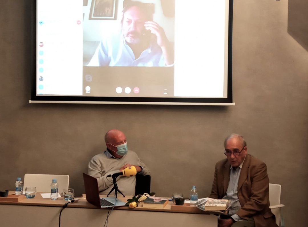 En pantalla, Mariano López, en conexión desde Madrid. A la izquierda, Txuskan Coterón, presidente de la Asociación de Periodistas Vascos y moderador de la jornada. A la derecha, el profesor y periodista José Manuel Alonso.