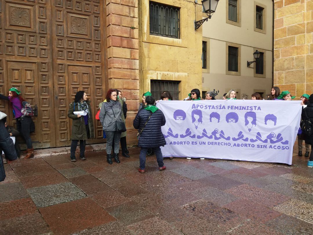 Feministas concentradas ante el palacio arzobispal de Oviedo, tratando en vano de entregar la documentación necesaria para apostatar de la fe católica