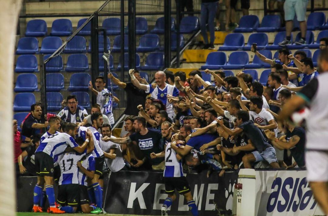 Los jugadores festejan un gol con los aficionados