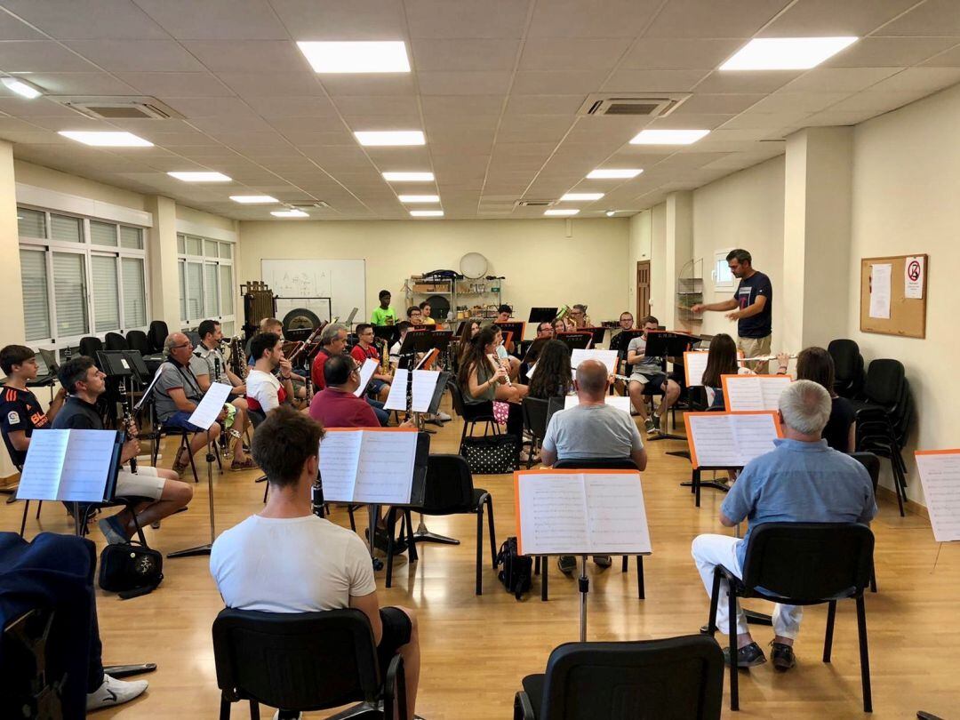 El grup de vent-fusta, dirigit per Iñaki Lecumberri, assajant per al concert.