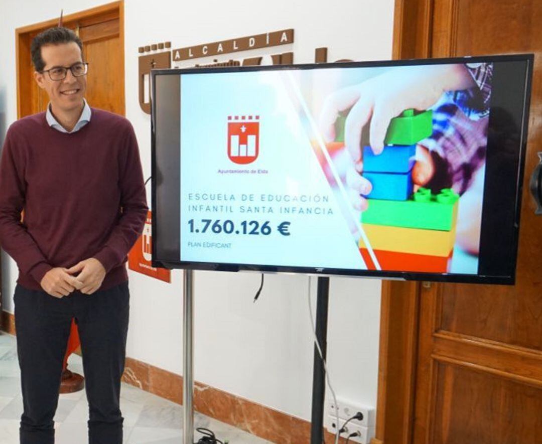 Imagen de archivo de la presentación del proyecto de construcción de Santa Infancia en el despacho de alcaldía de Elda