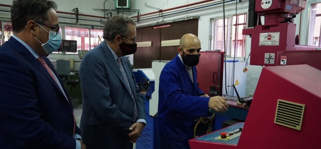 El consejero de Educación, Enrique Ossorio, ha visitado las aulas del IES Luis Vives de Leganés