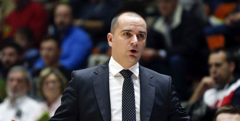 El entrenbador del Bilbao Basket, Carles Durán, durante el partido de la Liga ACB ante el Valencia Basket disputado esta tarde en el pabellón Fuente San Luis