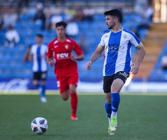 Alvarito, jugador del Hércules, frente al Terrassa