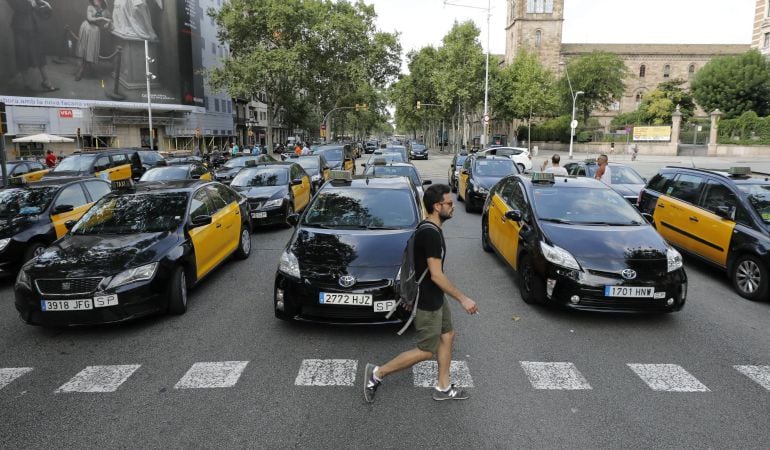 Diversos taxis ocupan la Gran Vía de les Corts Catalanes de Barcelona durante la huelga indefinida que los taxistas de Barcelona y Madrid han anunciado para protestar contra la concesión de licencias de VTC.