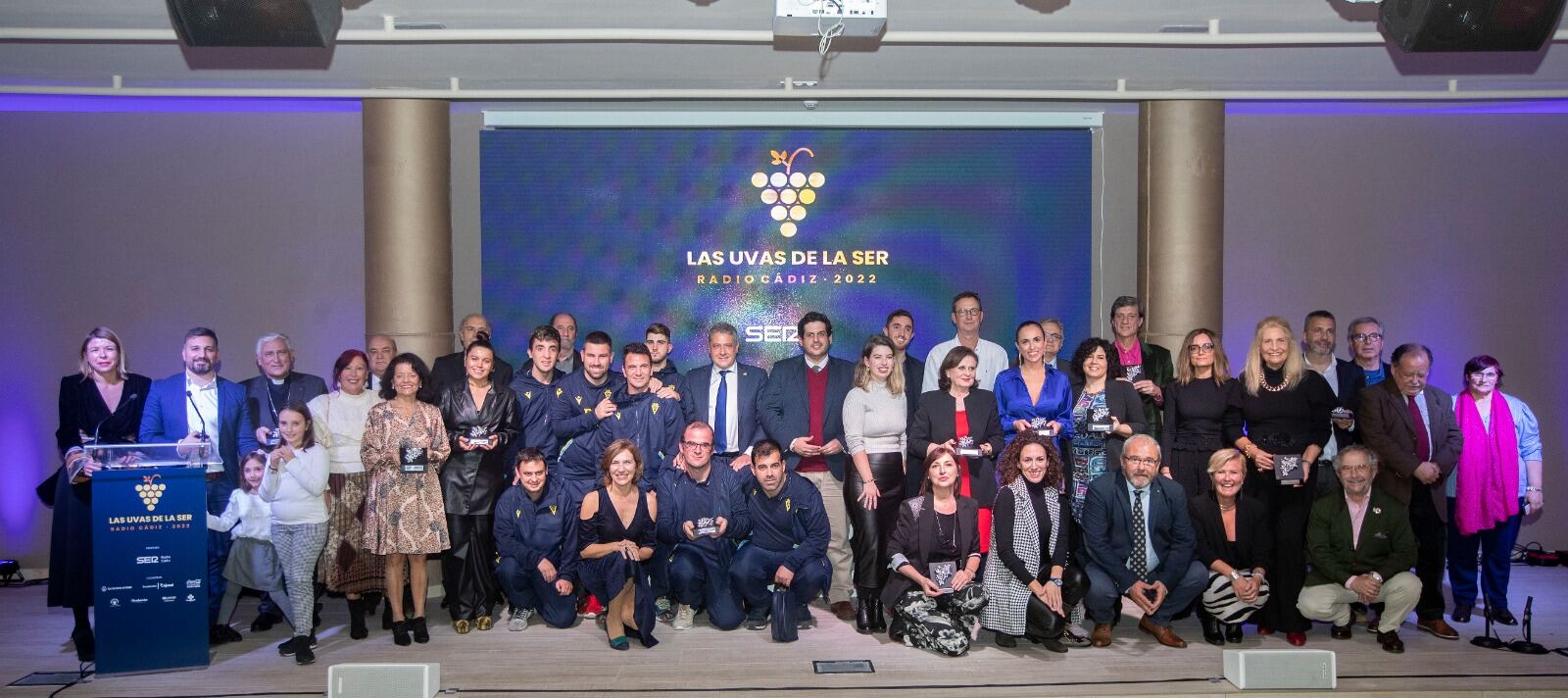 Foto de familia en la entrega de las Uvas de Radio Cádiz 2022