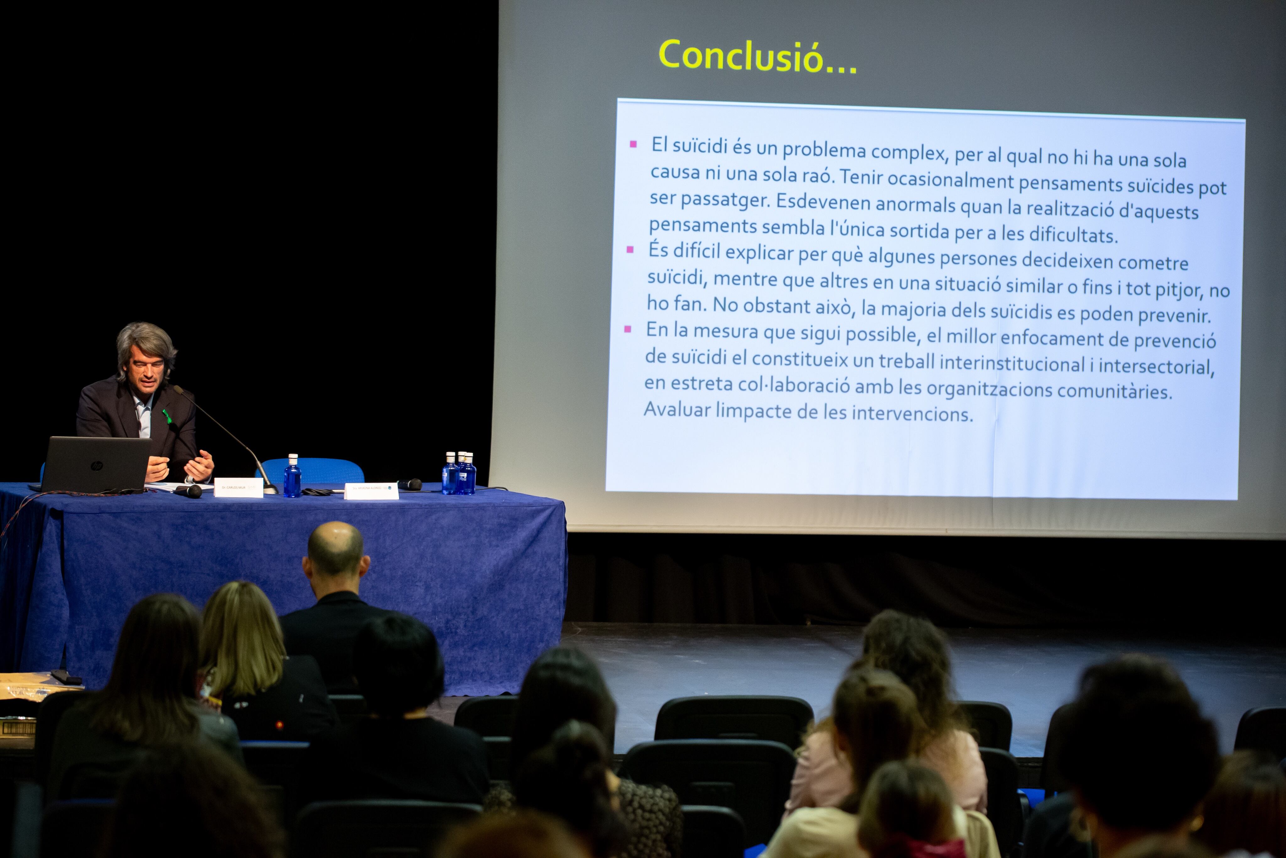 El psiquiatra Carlos Mur durant la seva ponència a la jornada de prevenció de salut mental d'avui organitzada pel COPSIA.