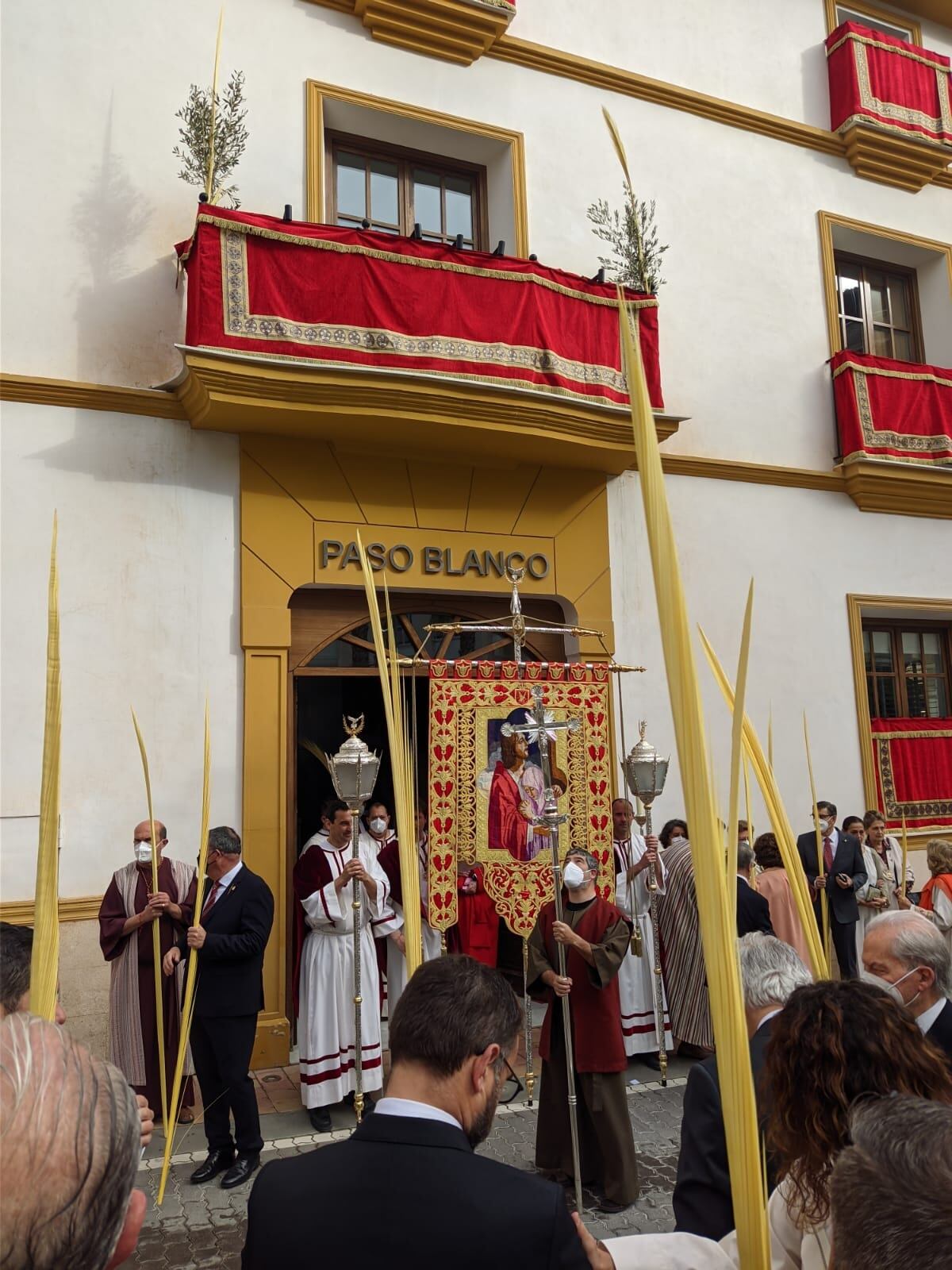 El Paso Blanco celebra la bendición de las palmas en Lorca.