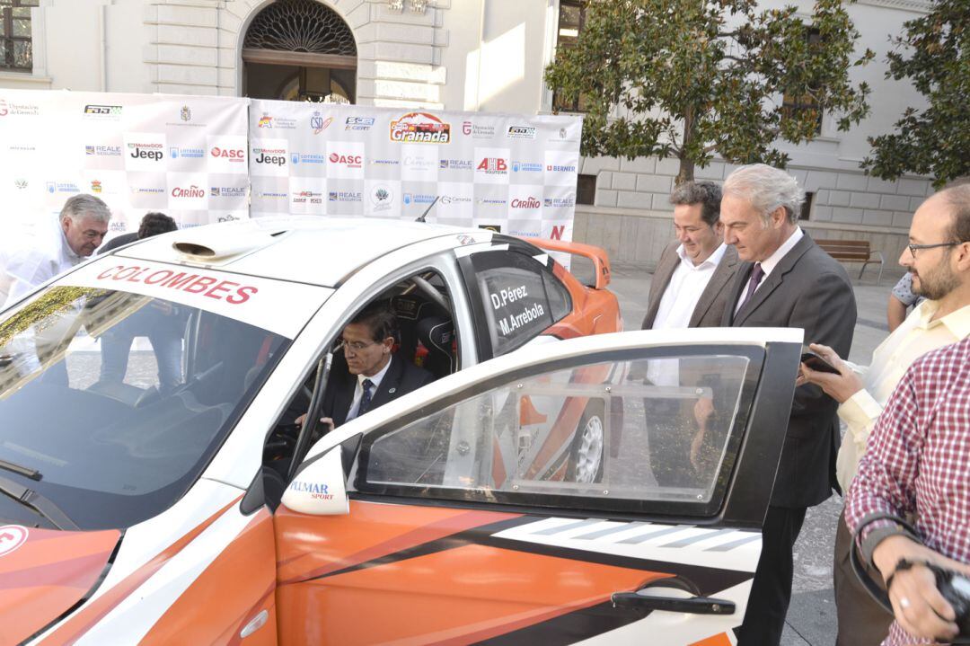 El alcalde de Granada, Luis Salvador, a bordo de uno de los coches que participarán en el Rally Ciudad de Granada