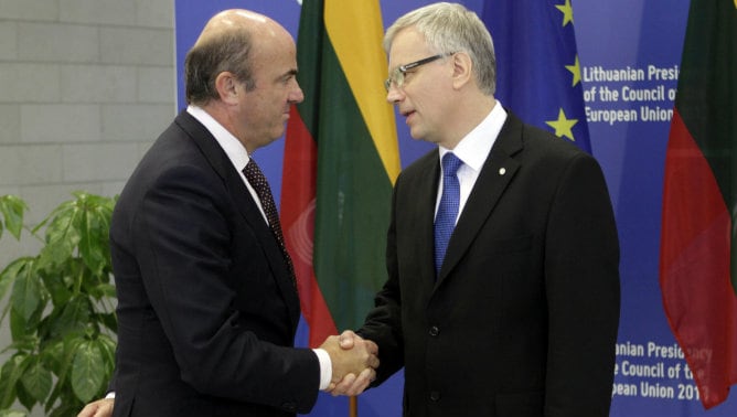 El ministro de Economía español, Luis de Guindos, estrecha la mano de su homólogo lituano, Rimantas Sadzius, durante una reunión informal de dos días en Vilna (Lituania)