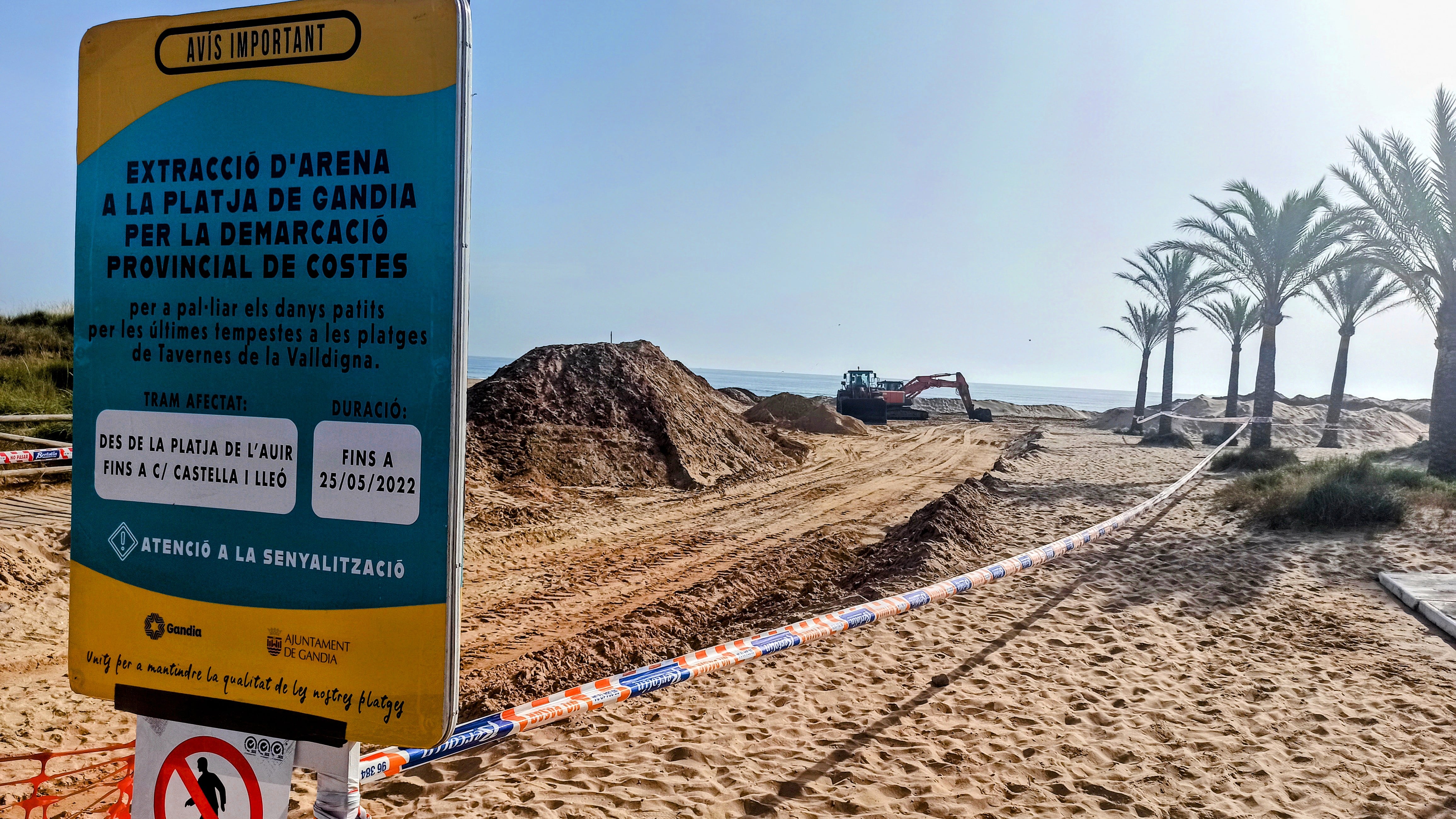 Trabajos de extracción de arena en la playa del Auir.