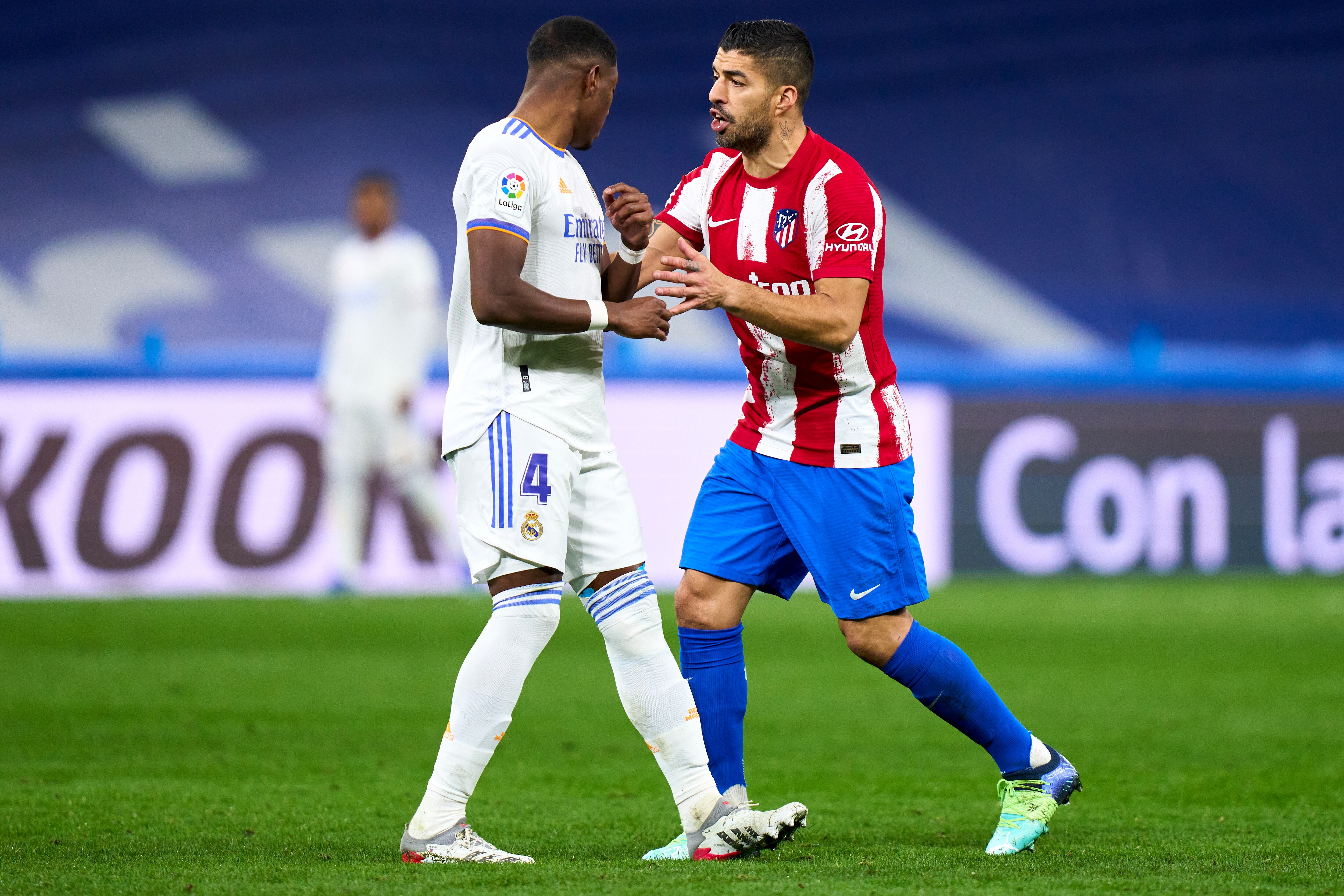 David Alaba y Luis Suárez, durante un Real Madrid-Atlético de Madrid (Photo by Diego Souto/Quality Sport Images/Getty Images)