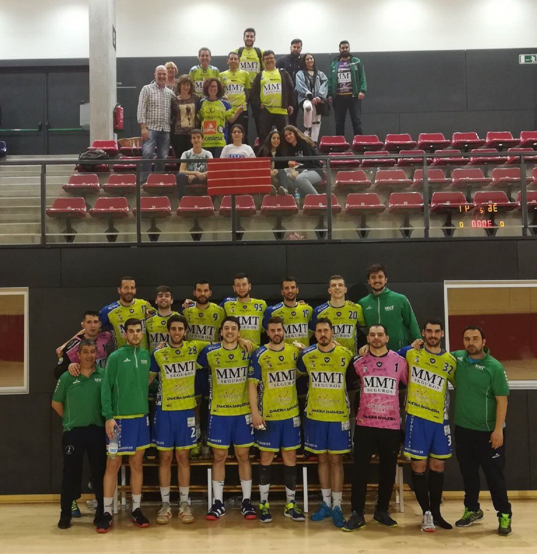 La tradicional foto tras el también tradicional triunfo en la cancha catalana.