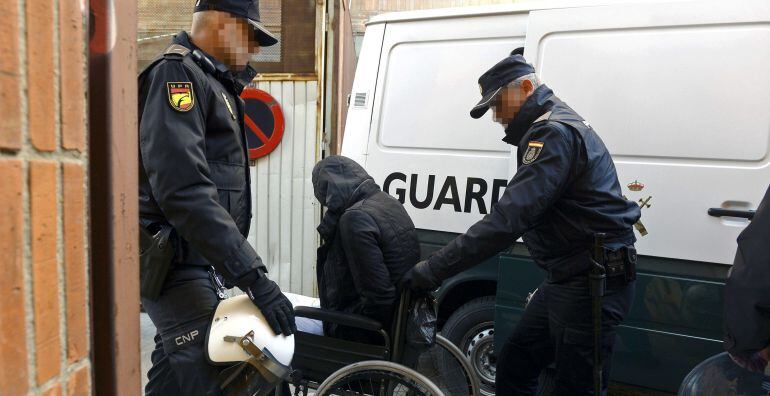 Dos agentes del Cuerpo Nacional de Policía trasladan a un furgón de la Guardia Civil a Omar O., autor confeso del doble crimen de La Rondilla