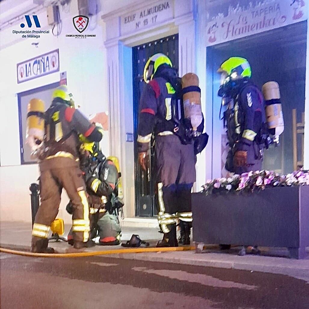 Los bomberos recibieron la alerta pasadas las cinco de la madrugada