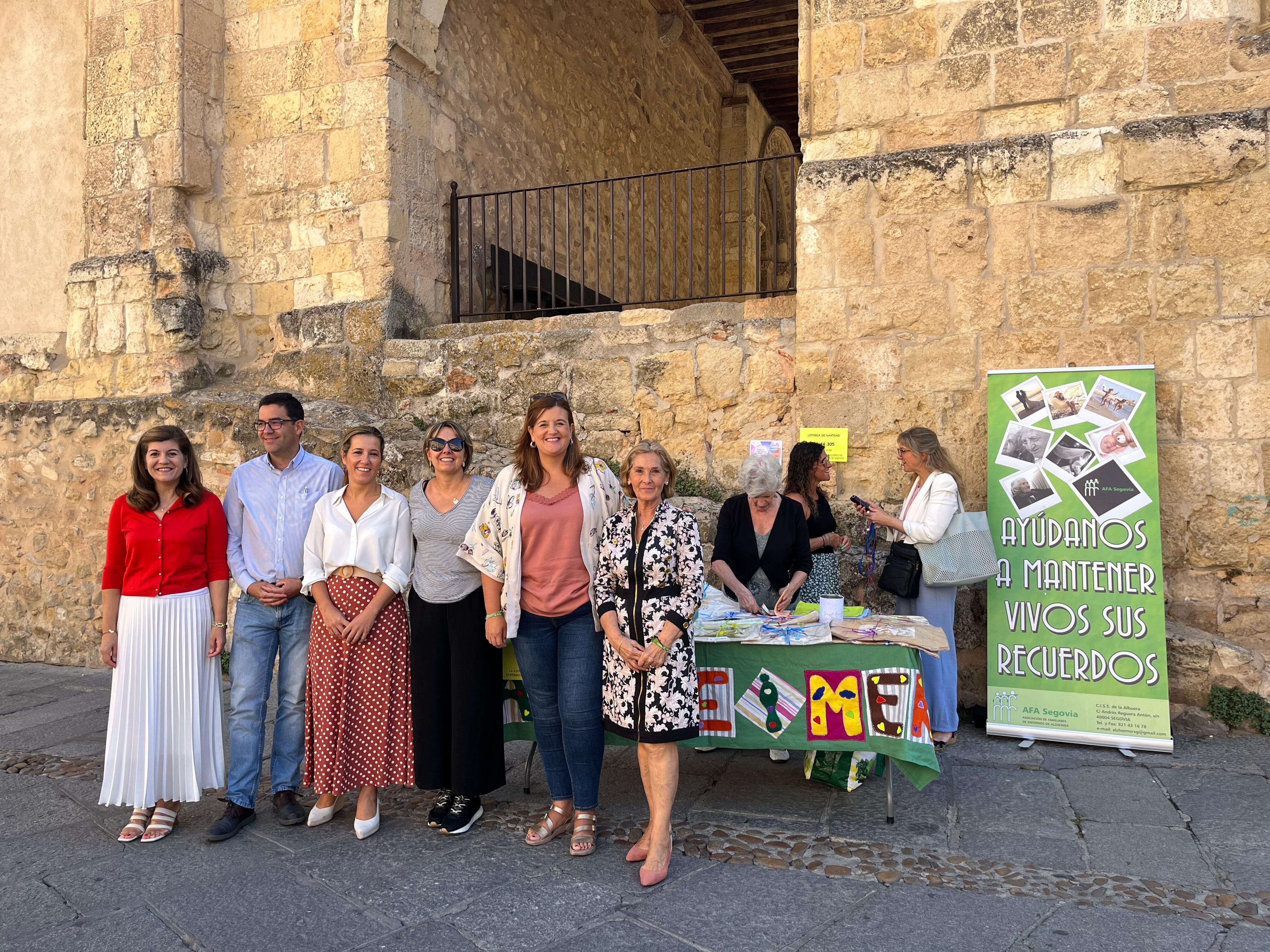 Distintas autoridades visitan la mesa informativa de Alzhéimer Segovia  en el día mundial de esta enfermedad