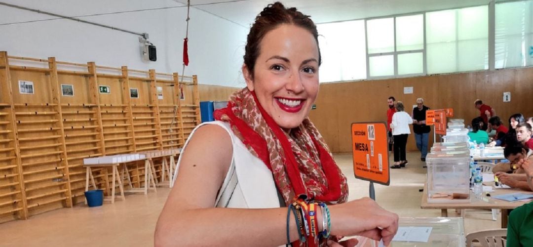 La candidata del PP en Sanse, Lucía Fernández votando en un colegio electoral