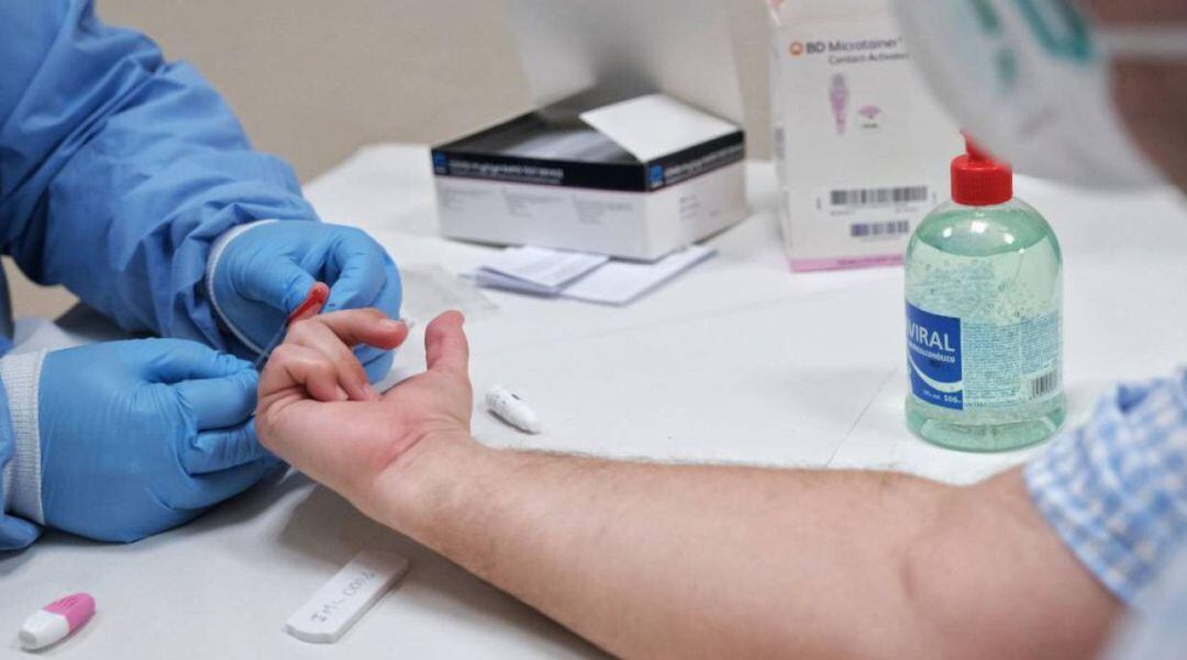 Un enfermero realiza un test de coronavirus a un hombre.