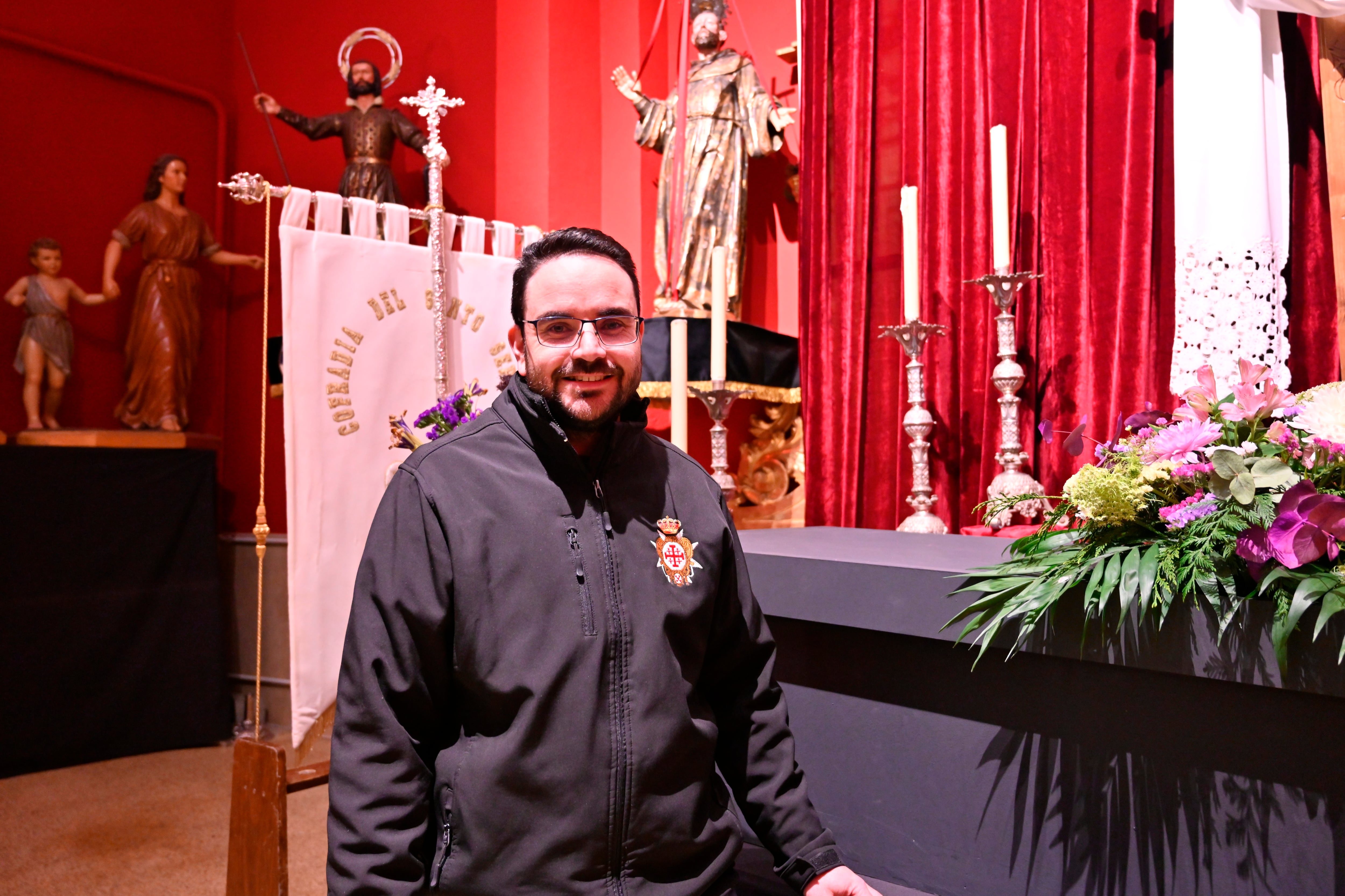 PALENCIA (ESPAÑA), 28/03/2026.- En la trastienda de cada cofradía hay una figura fundamental para que el engranaje funcione. El mayordomo prioste de la cofradía del Santo Sepulcro, Jorge García, explica en una entrevista a EFE los entresijos que mueven los hilos de cada acto para que todo salga perfecto. EFE/ Almudena Álvarez