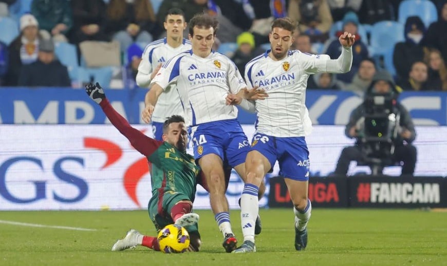 Francho y Toni Moya, en una acción del partido ante el Real Oviedo en La Romareda