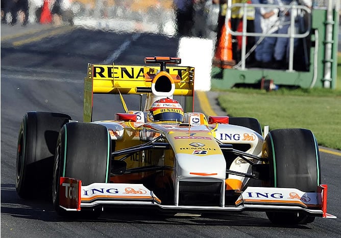 Fernando Alonso con el R29 durante la jornada del viernes