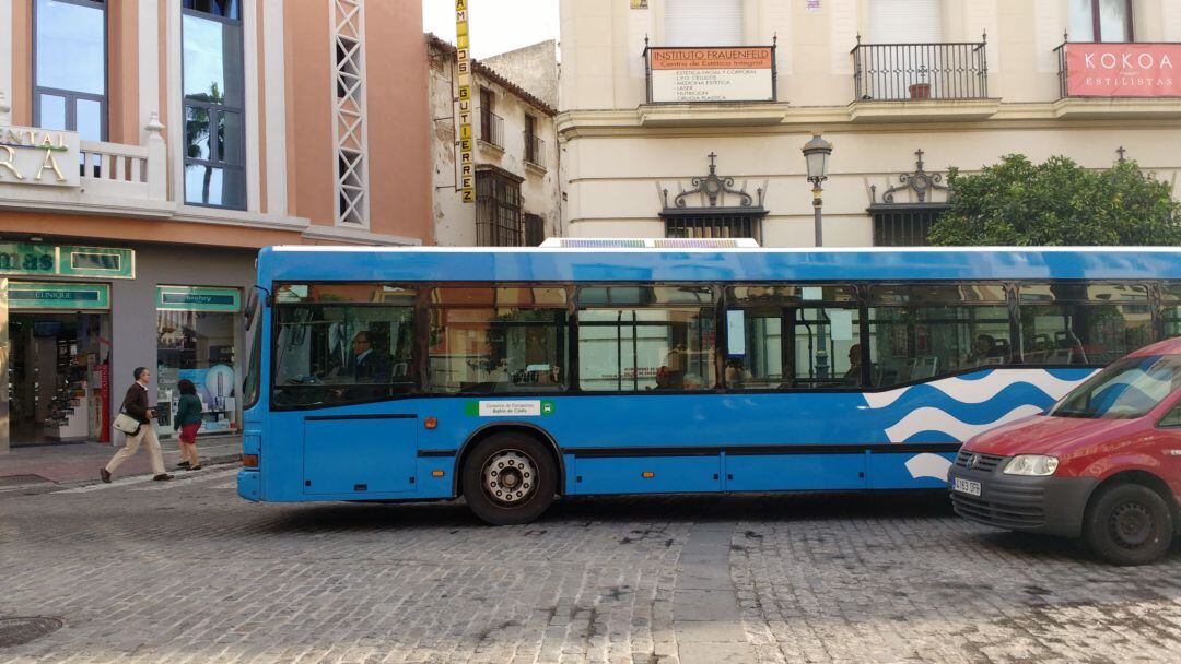 Autobús de Jerez sale ardiendo a su paso por Las Delicias