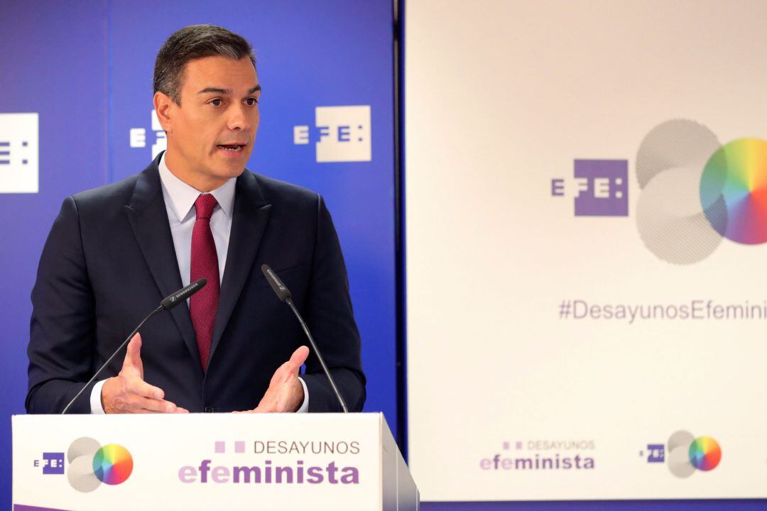 El presidente del Gobierno en funciones, Pedro Sánchez, presenta a la ministra de Economía y Empresa en funciones, Nadia Calviño, en los Desayunos Efeminista