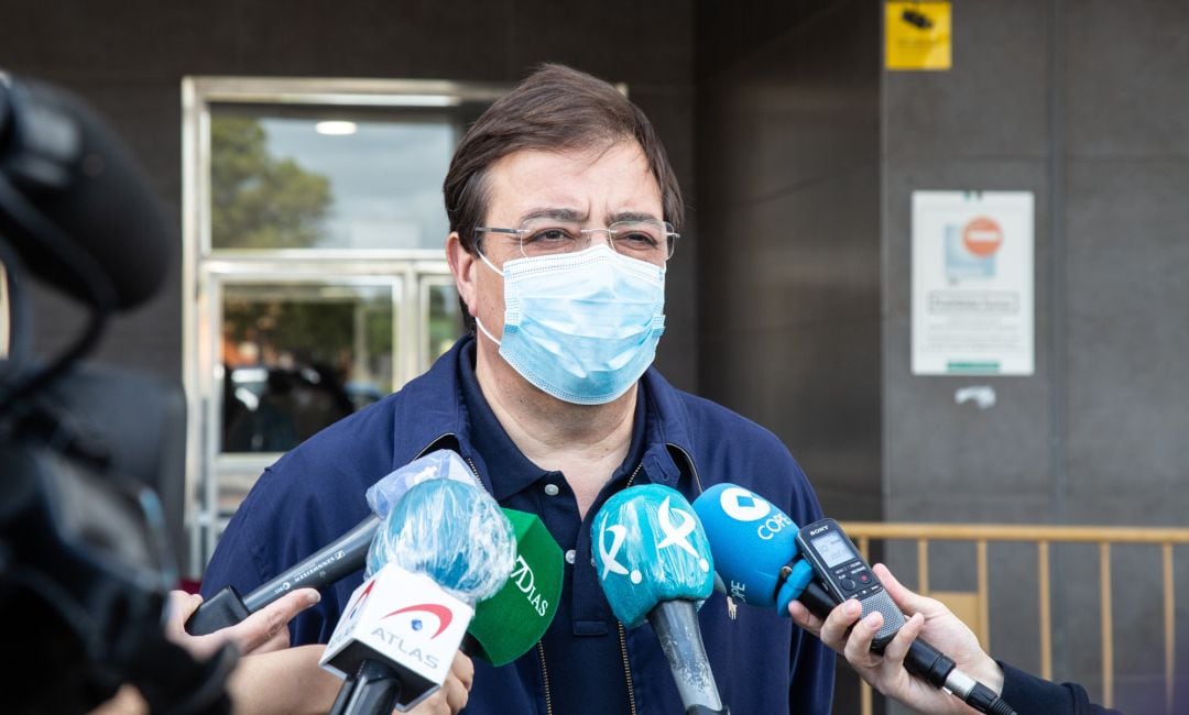 El presidente de la Junta de Extremadura, Guillermo Fernández Vara, ofrece declaraciones a los medios tras recibir la primera dosis de la vacuna contra la COVID-19.