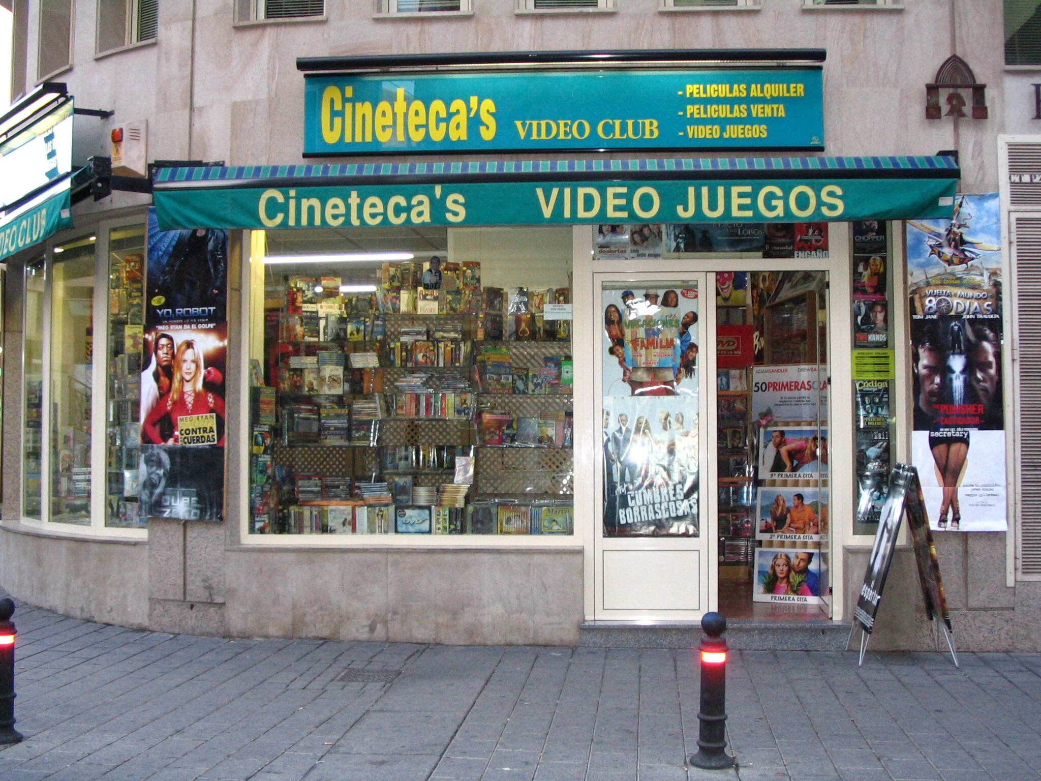 Fachada de Cinetecas, en una foto de hace 20 años