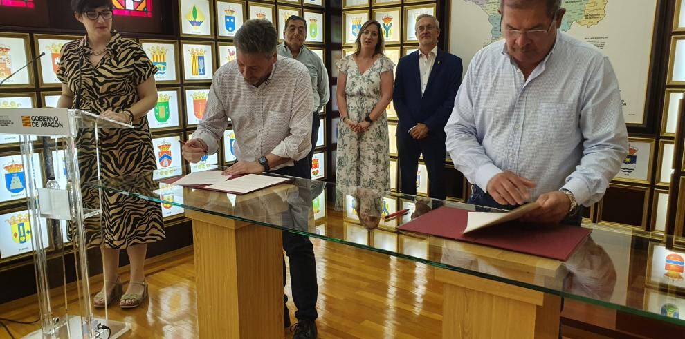 Soro en el momento de la firma del convenio