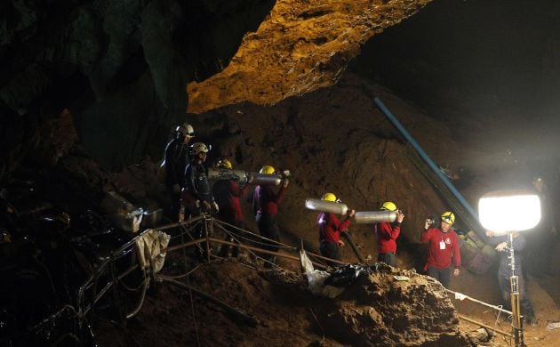 Operarios durante el proceso de rescate.