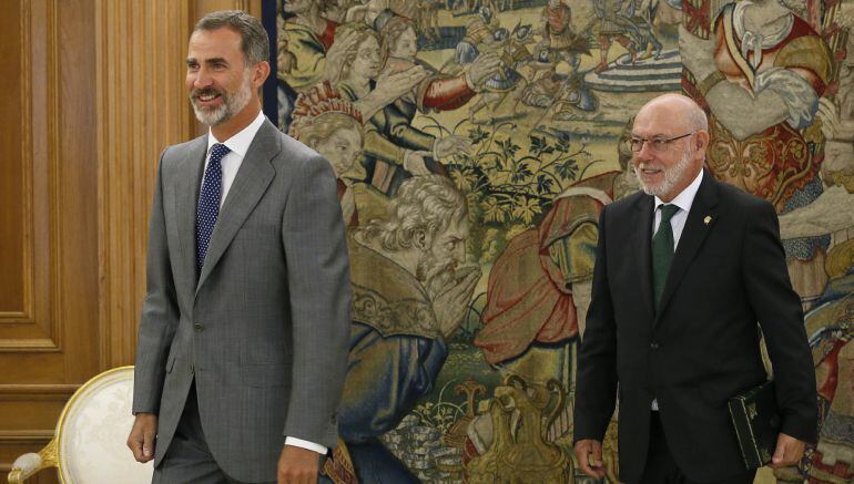 El Rey Felipe junto al Fiscal General del Estado, José Manuel Maza (d), quien le ha hecho entrega de la Memoria Anual de la Fiscalía