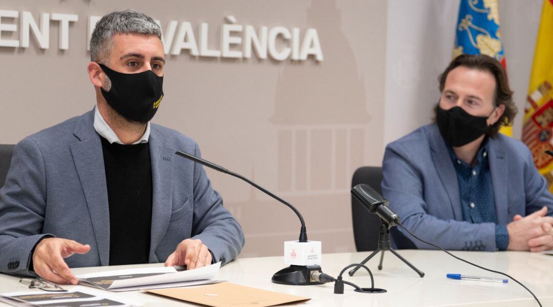 Los concejales Giuseppe Grezzi y Pere Fuset durante la presentación del sistema de aparcamiento inteligente 