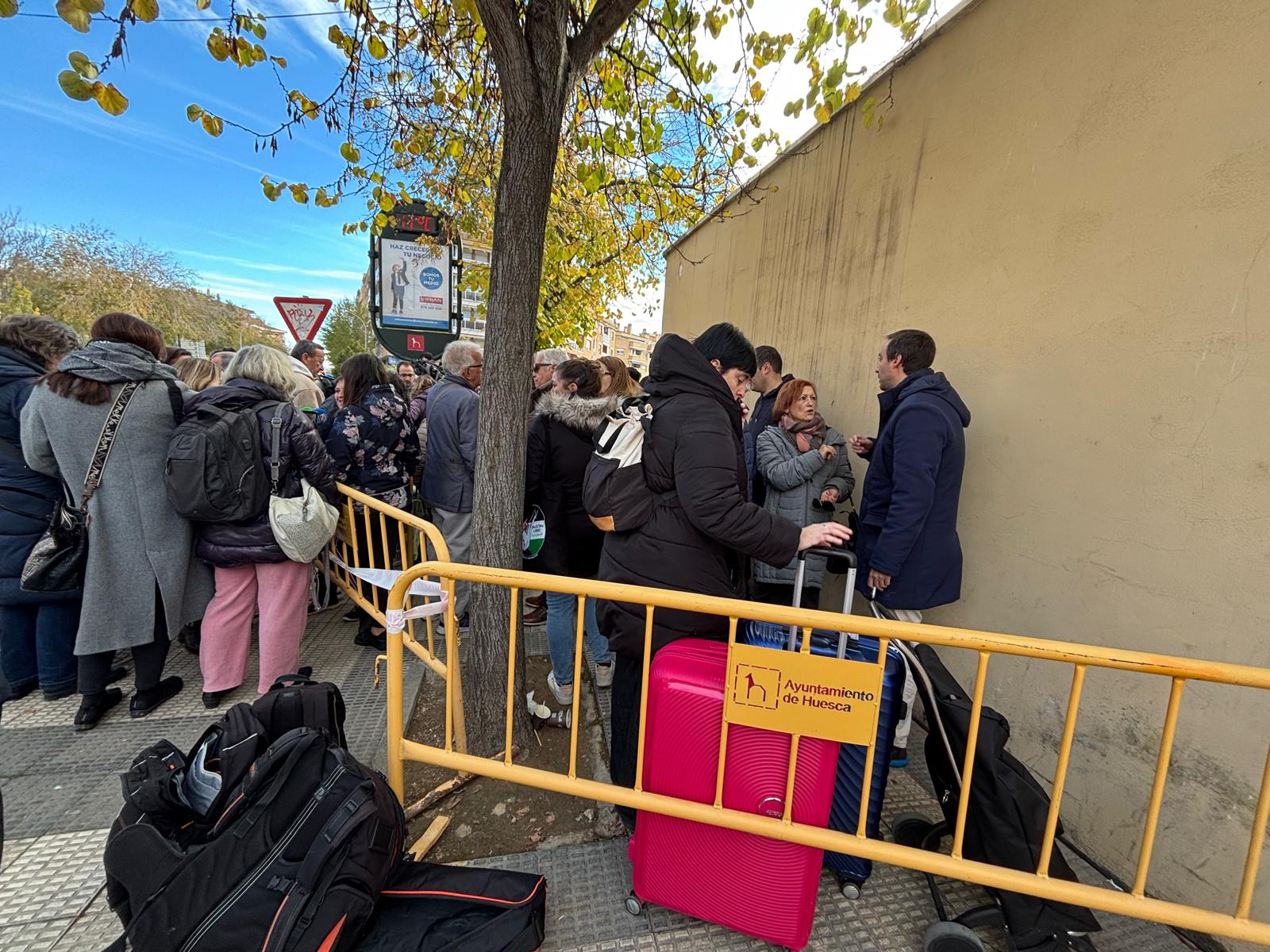 Vecinos afectados, esperando con sus maletas para poder acceder a sus pisos en busca de enseres