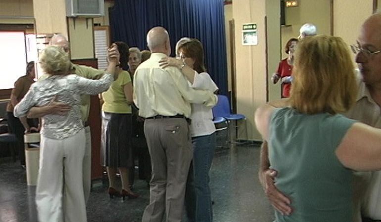 Parejas de mayores bailando.