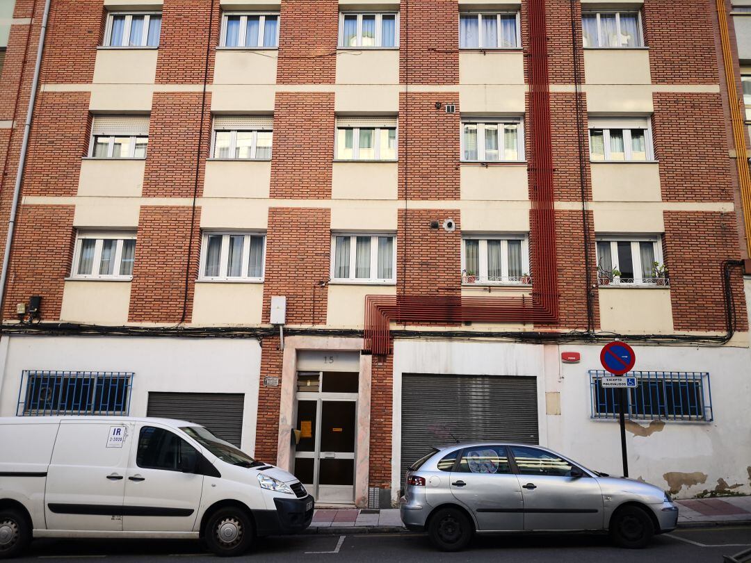 Edificio número 15 de la calle Menéndez y Pelayo de Oviedo donde ha sido hallado el cadáver de un hombre de 80 años en el interior de su domicilio, un primero.