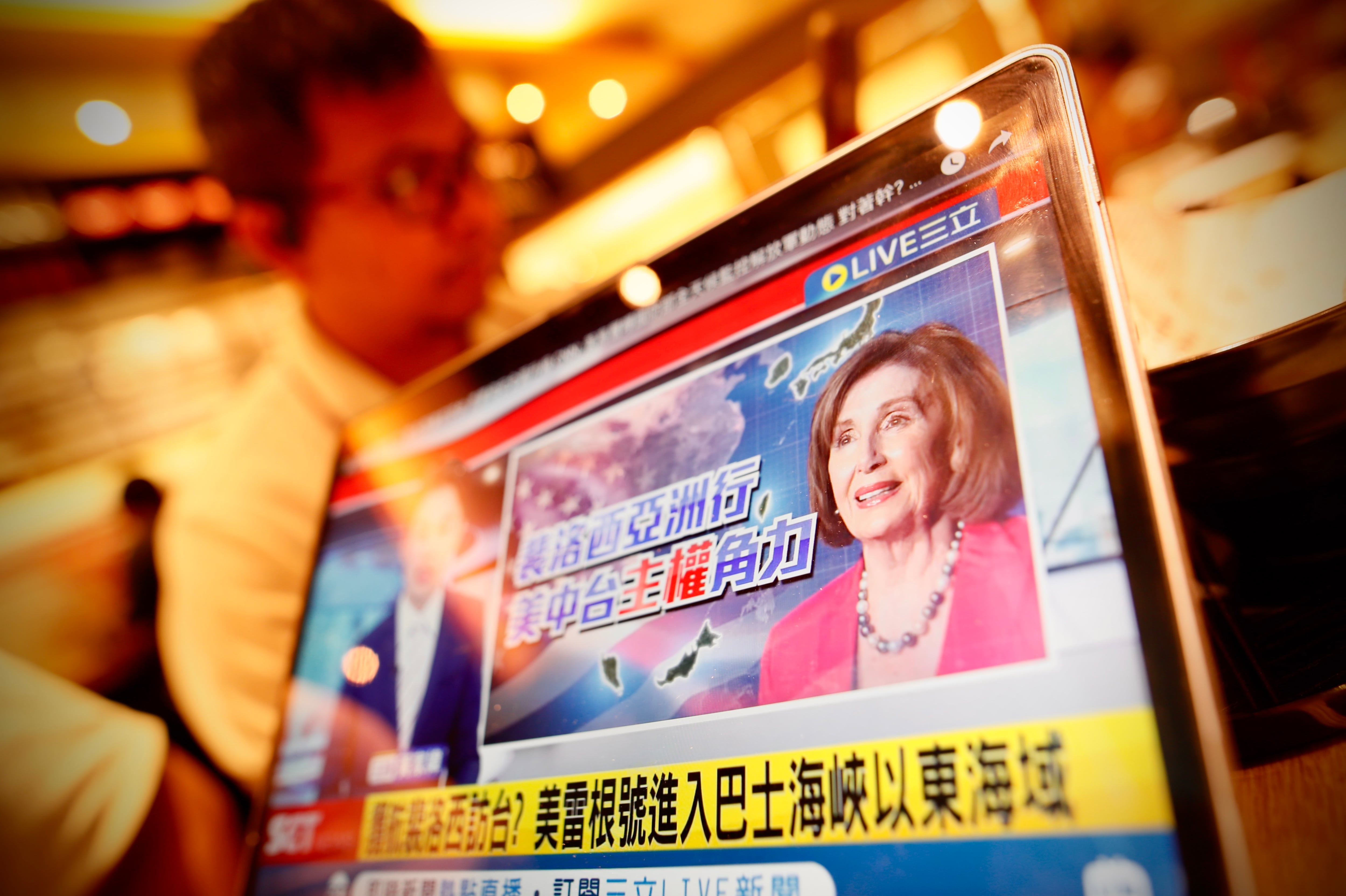 Un ciudadano taiwanés ve las noticias sobre la probable visita de la presidenta de la Cámara de Representantes de EEUU, Nancy Pelosi, este martes.