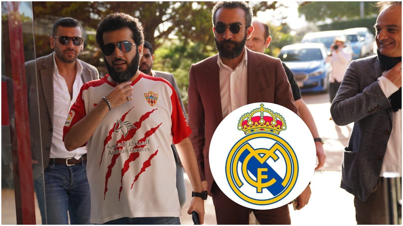 Turki entrando al club del Almería.