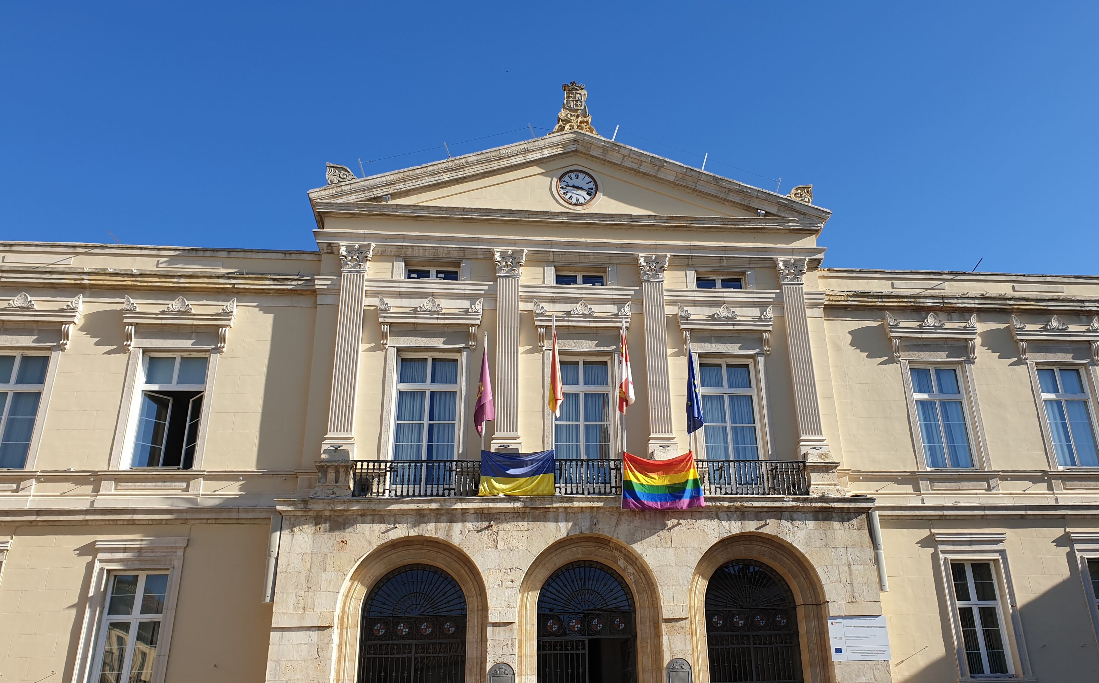 La bandera arco iris ondea en la fachada del Ayuntamiento de Palencia