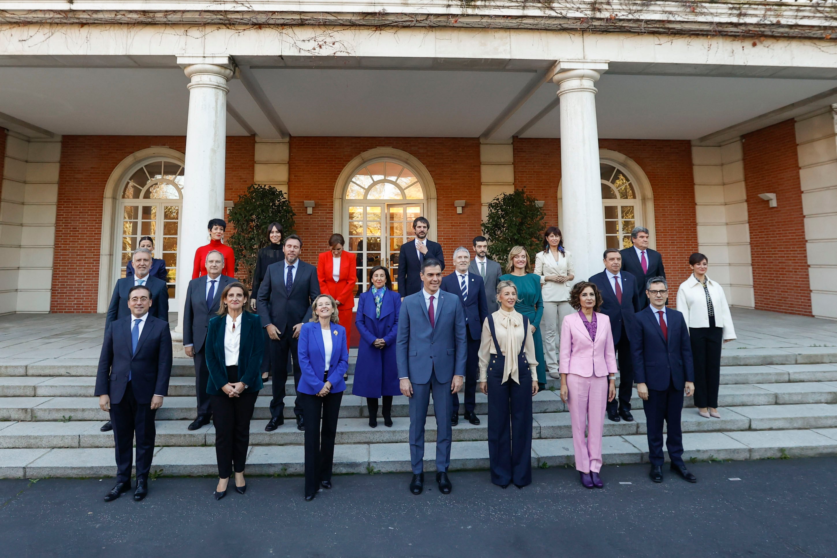 El presidente del Gobierno, Pedro Sánchez (c, abajo), posa para la foto de familia junto a los ministros del nuevo gabinete Nadia Calviño, vicepresidenta primera y Ministra de Economía, Comercio y Empresa; Yolanda Díaz, vicepresidenta segunda y Ministra de Trabajo y Economía Social; Teresa Ribera, vicepresidenta tercera y Ministra para la Transición Ecológica y el Reto Demográfico; María Jesús Montero, vicepresidenta cuarta y Ministra de Hacienda y de Función Pública; José Manuel Albares , ministro de Asuntos Exteriores, Unión Europea y Cooperación; Félix Bolaños, ministro de la Presidencia, Justicia y Relaciones con las Cortes; Margarita Robles (4i, segunda fila), ministra de Defensa; Fernando Grande-Marlaska (4d, segunda fila), ministro del Interior; Óscar Puente (3i, segunda fila), ministro de Transporte y Movilidad Sostenible; Pilar Alegría (3d, segunda fila), portavoz y ministra de Educación, Formación Profesional y Deportes; Jordi Hereu (2i, segunda fila), ministro de Industria y Turismo; Luis Planas (2d, segunda fila), ministro de Agricultura, Pesca y Alimentación; Ángel Víctor Torres (i, segunda fila), ministro de Política Territorial y Memoria Democrática; Isabel Rodríguez (d, segunda fila), ministra de Vivienda y Agenda Urbana; Ernest Urtasun (4d, tercera fila), ministro de Cultura; Mónica García (4i, tercera fila), ministra de Sanidad; Pablo Bustinduy (3d, tercera fila), ministro de Derechos Sociales, Consumo y Agenda 2030; Diana Morant (3i, tercera fila), ministra de Ciencia, Innovación y Universidades; Ana Redondo (2d, tercera fila), ministra de Igualdad; Elma Saiz (2i, tercera fila), ministra de Inclusión, Seguridad Social y Migraciones; José Luis Escrivá (d, tercera fila), ministro de Transformación Digital, y Sira Rego (i, tercera fila), ministra de Juventud e Infancia, antes del primer Consejo de Ministros de la XV legislatura celebrado este miércoles en el Palacio de La Moncloa. EFE/Juan Carlos Hidalgo