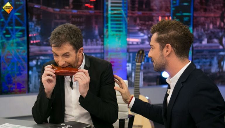 David Bisbal reta a Pablo Motos a comerse un pimiento de Almería aprovechando su privilegio como parte del club Platino.