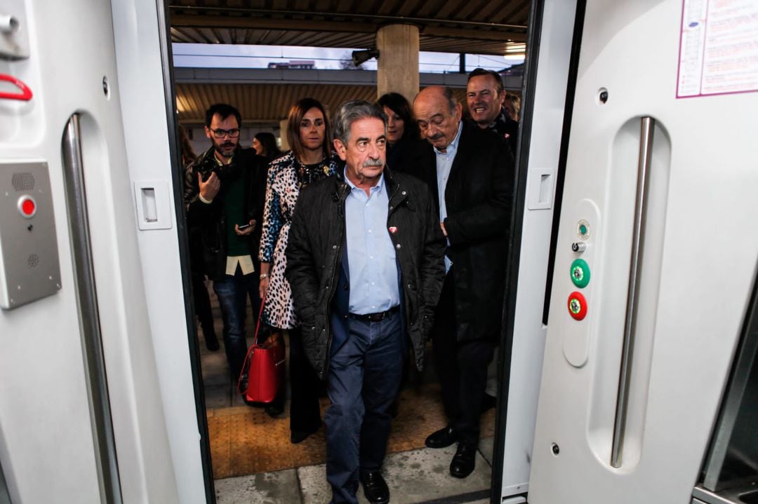 El líder del PRC, Miguel Ángel Revilla, entra en uno de los vagones del tren que conecta Santander con Bilbao, acompañado de casi 60 cargos regionalistas.