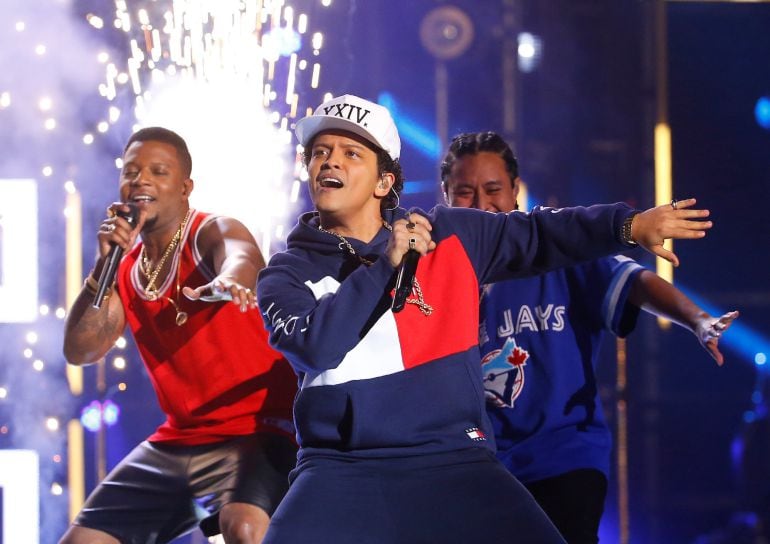 Bruno Mars durante su actuación en los MTV Europe Music Awards en Rotterdam