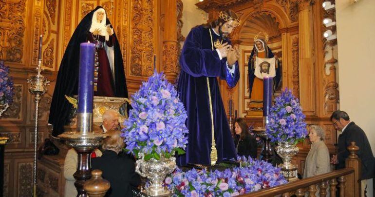 El besapié del Abuelo congrega a miles de jiennenses en torno al Camarín de Jesús